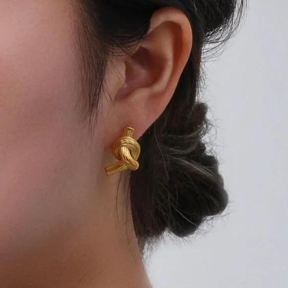 New 18K Gold Twisted Knot Stud Earring, NICE EARRINGS, CUTE EARRINGS - Picture 4 of 5